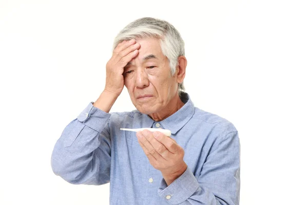 Senior japonés hombre con fiebre —  Fotos de Stock