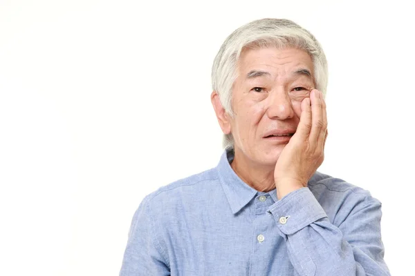 Mayor japonés hombre sufre de dolor de muelas —  Fotos de Stock