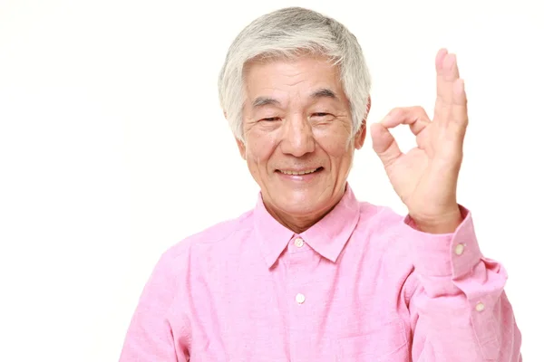 Senior japonais homme montrant parfait signe — Photo