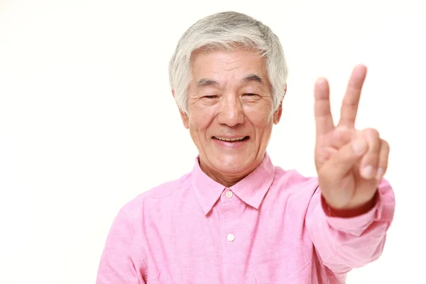 Sênior japonês homem mostrando um sinal de vitória — Fotografia de Stock