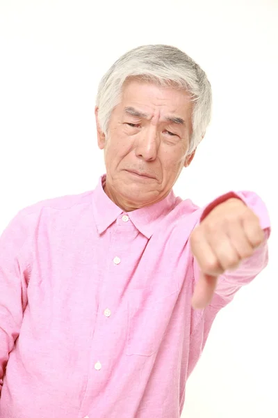 Senior japonais homme avec pouces vers le bas geste — Photo