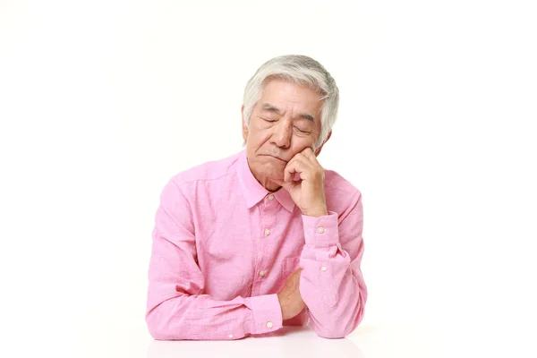 Senior japanisch mann schlafen auf die tisch — Stockfoto