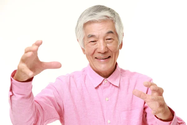 Старший японский человек со сверхъестественной силой — стоковое фото