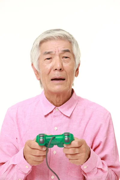 Sênior japonês homem perder jogar vídeo game — Fotografia de Stock
