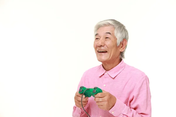 ビデオ ゲームを楽しむ年配の日本人男性 — ストック写真