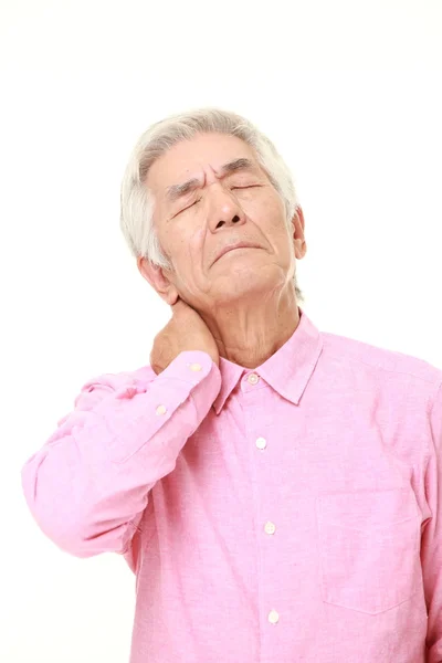 Üst düzey Japon adam boyun ağrısı uğrar — Stok fotoğraf