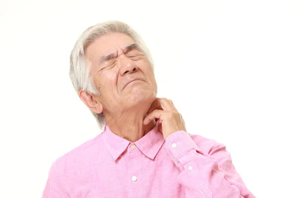 Senior Japaner kratzt sich am Hals — Stockfoto