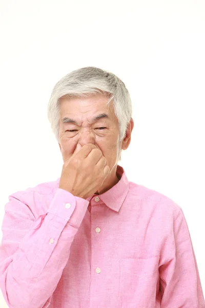 Senior Japaner hielt sich wegen schlechten Geruchs die Nase — Stockfoto