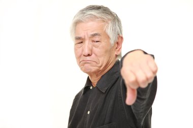 başparmak aşağı hareketi ile üst düzey Japon adam