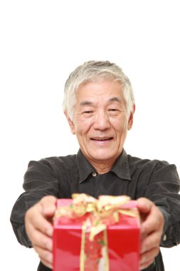 üst düzey Japon adam bir hediye sunuyor