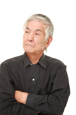 üst düzey Japon adam hakkında bir şey endişelendiriyor