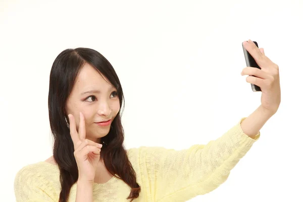 Japansk kvinna tar en selfie — Stockfoto