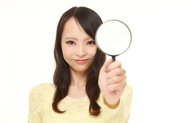 Japansk kvinna med förstoringsglas — Stockfoto