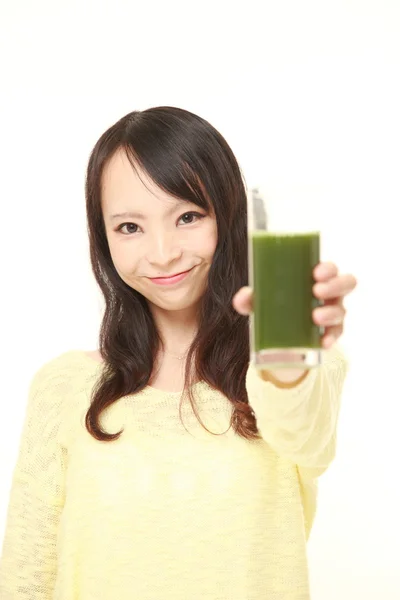 Japonesa mujer con verde vegetal jugo —  Fotos de Stock