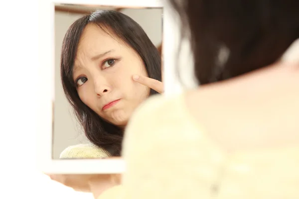 Joven mujer japonesa se preocupa por la piel seca áspera — Foto de Stock