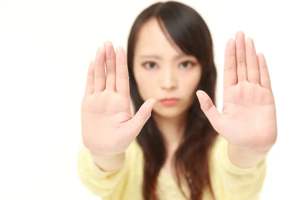 Mladá Japonka zastavení gesto — Stock fotografie