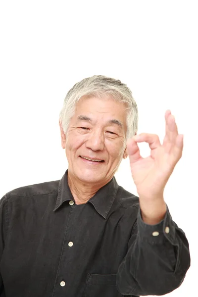 Senior japonés hombre mostrando perfecto signo —  Fotos de Stock