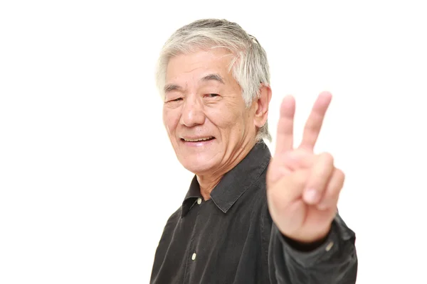 Senior japonés hombre mostrando un signo de victoria —  Fotos de Stock