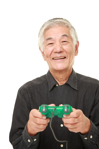 Magas rangú japán ember élvezi a videó-játék — Stock Fotó