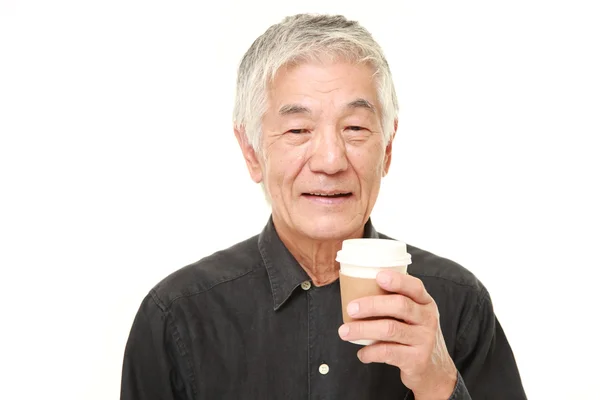 Senior Japanese man takes a coffee break — Stock Photo, Image