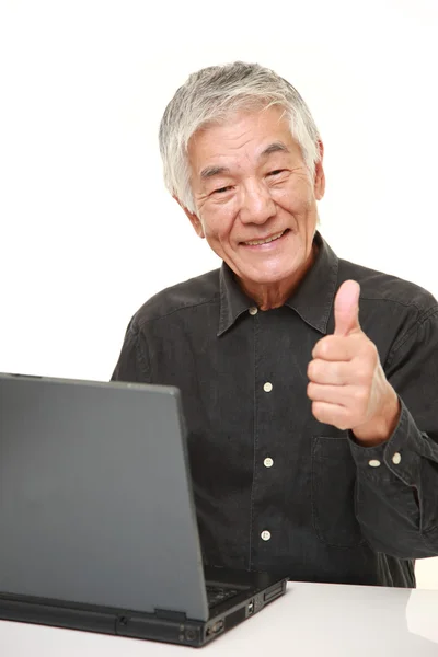 Старший японською людини за допомогою портативного комп'ютера — стокове фото
