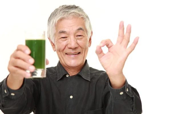 Senior Japanse man met groene groentesap — Stockfoto