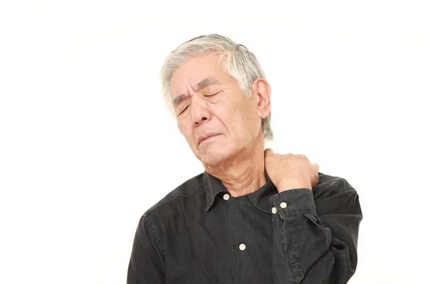 Mayor japonés hombre sufre de dolor de cuello — Foto de Stock