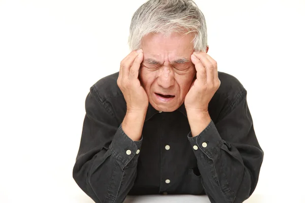 Senior Japanse man lijdt aan hoofdpijn — Stockfoto