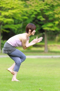 Yoga kartal poz yapmak dışında Japon kadın