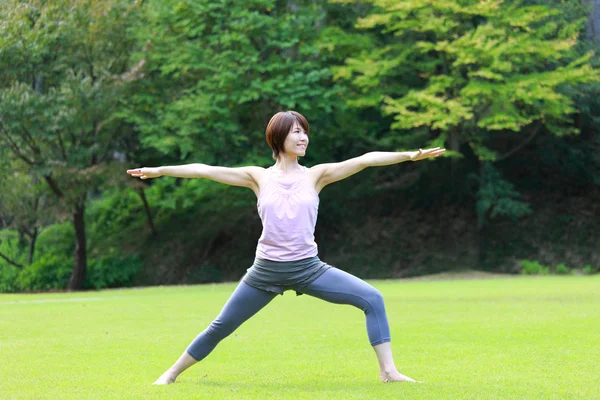 Yoga savaşçı yapıyor dışında Japon kadın II poz — Stok fotoğraf