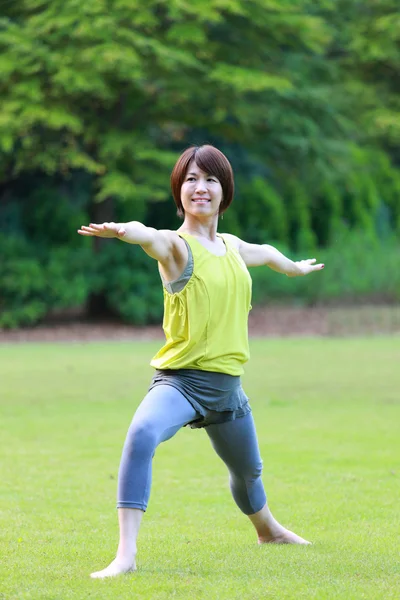 Yoga savaşçı yapıyor dışında Japon kadın II poz — Stok fotoğraf