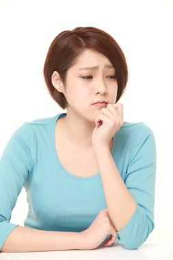 genç Japon kadın hakkında bir şey endişelendiriyor