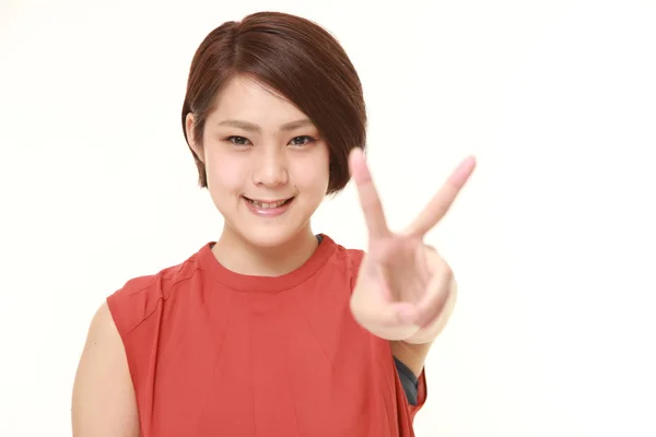 승리 기호를 보여주는 젊은 일본 여자 — 스톡 사진