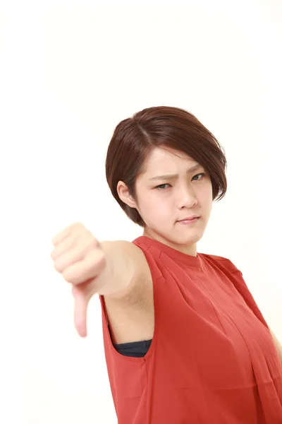 Jeune femme japonaise avec les pouces vers le bas geste — Photo