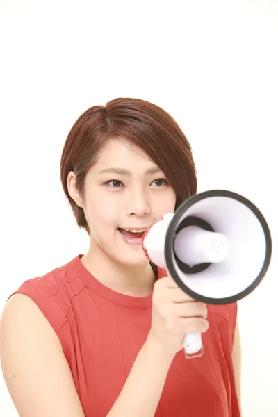 日本年轻女性用扩音器 — 图库照片