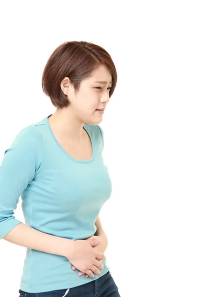 Jeune femme japonaise souffre de maux d'estomac — Photo