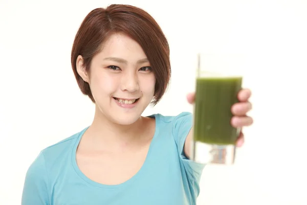 Mulher japonesa com suco vegetal verde — Fotografia de Stock