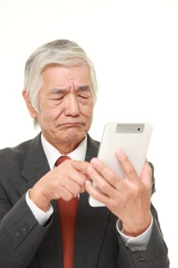 üst düzey Japon işadamı karışık arıyor tablet bilgisayar kullanarak