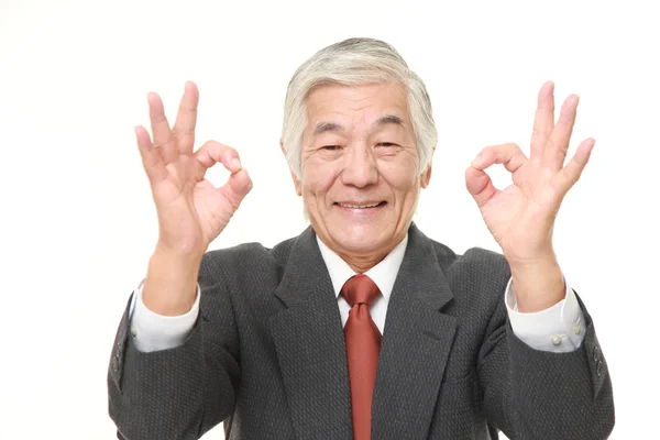 Senior japanischer Geschäftsmann zeigt perfektes Zeichen — Stockfoto