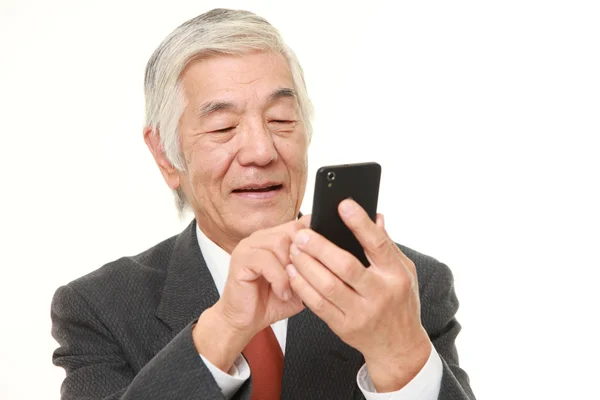 Senior zakenman met een slimme telefoon — Stockfoto