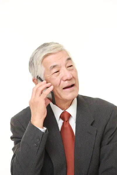 Senior affärsman med en smart telefon — Stockfoto