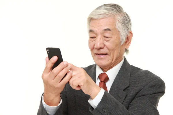 Hombre de negocios senior con un teléfono inteligente —  Fotos de Stock