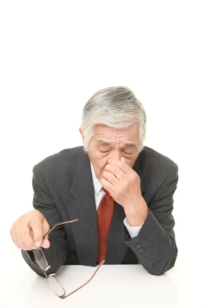 Senior Japanse zakenman lijdt aan Asthenopia — Stockfoto