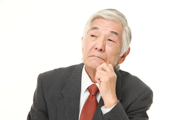 Senior japonés hombre de negocios se preocupa por algo —  Fotos de Stock