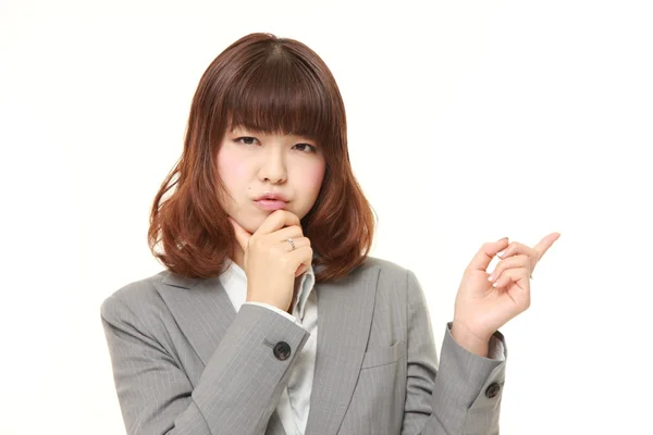 Jonge Japanse zakenvrouw twijfelen — Stockfoto