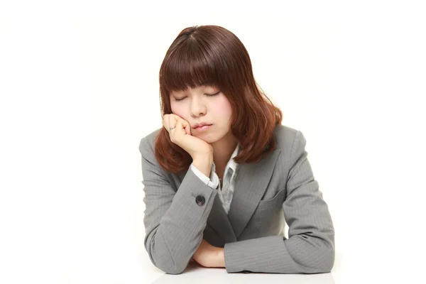 Joven japonesa durmiendo sobre la mesa —  Fotos de Stock