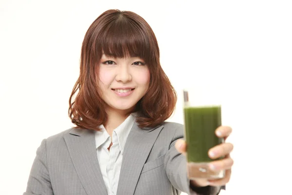 Japanische Geschäftsfrau mit grünem Gemüsesaft — Stockfoto