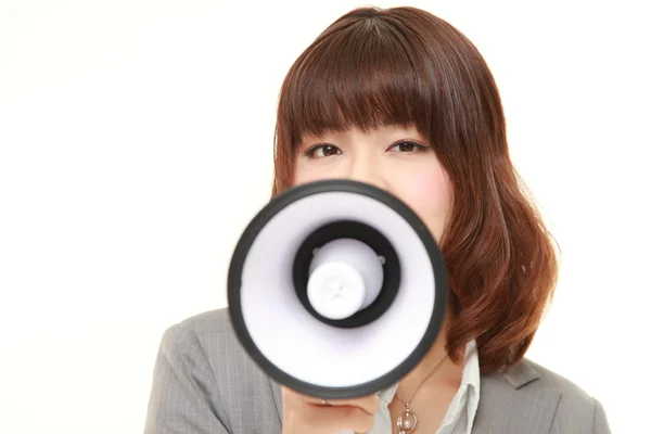 Jeune femme d'affaires japonaise avec mégaphone — Photo