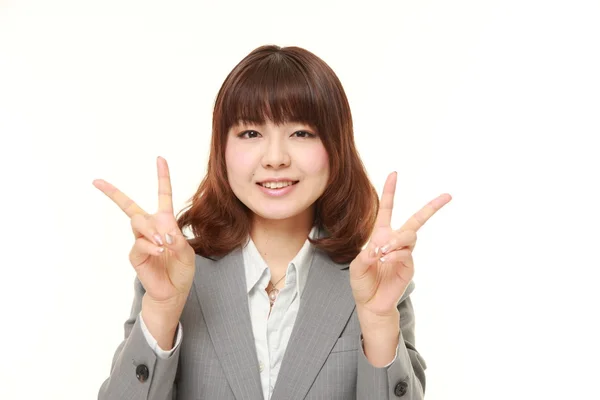 Junge japanische Geschäftsfrau zeigt ein Siegeszeichen — Stockfoto