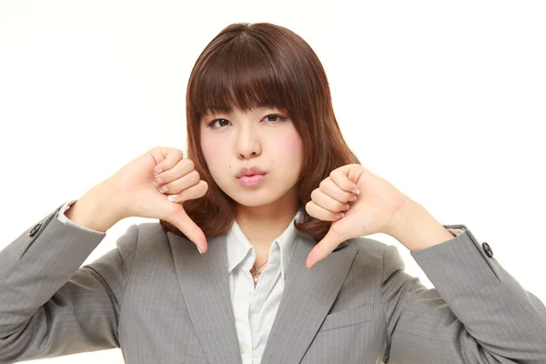 Jonge Japanse zakenvrouw met duimen omlaag gebaar — Stockfoto